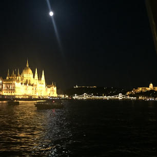 2019年8月ハンガリー🇭🇺
ブダペスト

ドナウ川からの夜景は素晴らしかったー！
優美な建築群をゆったりと風を感じながら観賞できる贅沢な時間でした！