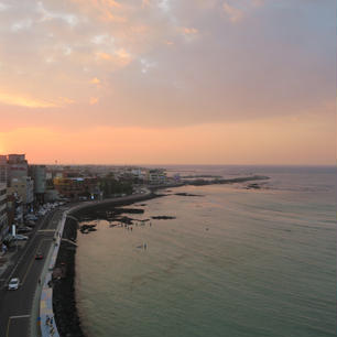 Korea 韓国 Jeju island 済州島 Utop Ubless Hotel
咸徳海水浴場目の前のファミリーホテルに滞在。ルーフトップからは朝天の町が夕陽に赤く染まる景色が一望できる🌆