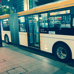 福岡市（天神）の下り行きのバス停で見付けた‥連結部有りのバスです‥。夜に加えて土曜日なので、見れたのかな?‥と一人で想って居ります。

九州では唯一なので‥大人気無くアップしちゃいました（三大都市圏では結構走ってる（特に首都圏が主）らしいのにね）‥lol（苦汗付きの大笑い）!。