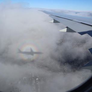 ニューヨーク行きの飛行機の窓から。
飛行機の影が雲に写って不思議な光景に！