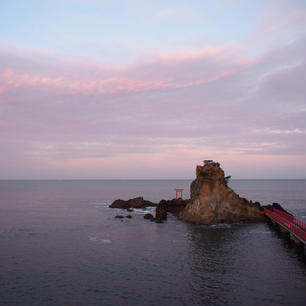 いわき市の波立海岸に浮かぶ弁天島。震災後、島まで架けられた橋がしばらく利用できなかったようですが、復旧して渡れるようになってました。