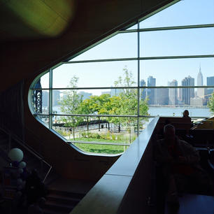 New York / Queens
Hunters Point Library
クイーンズのハンターズポイントにある公共図書館からは、マンハッタンの美しい絶景を眺められます。
#newyork #manhattan #queens