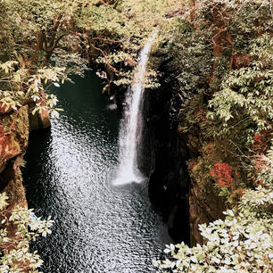 宮崎　高千穂峡
カヌーで下まで漕いでいくと、神秘的な雰囲気