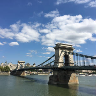 ハンガリー🇭🇺
ブダペスト
セーチェー二鎖橋

ブダ地区とペスト地区を結んでいます✨