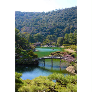 香川県
〜栗林公園〜
フランスの旅行ガイドブック
『ミシュラン・グリーンガイド・
　ジャポン』において、
「わざわざ旅行する価値がある」を
意味する最高評価の三つ星に
選ばれたらしいです。（2009年度）