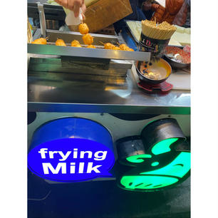 【台湾】士林市場　2019.12.27

行列ができるfryingMilk🥛🐮💓
牛乳寒天を揚げたお菓子？？！
美味しかったな〜

#fryingMilk #女子旅 #夜市ご飯 #台湾 #士林市場