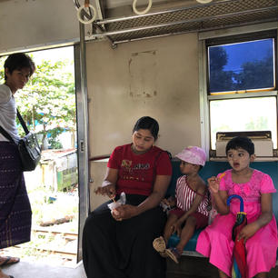 ヤンゴン環状線の旅、お菓子を食べながら。女の子も日焼け止めのタナカ。
#Myanmar
#Yangon
#Circular_train