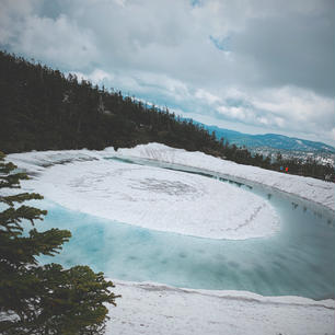 今の季節(5月下旬〜6月上旬)にしかみられない
岩手県と秋田県にまたがる
八幡平市の"ドラゴンアイ"🐉👁
正式名称は"鏡沼"といいます。
私は6月7日に行ってきました！

ここ数年で急速に有名になった観光地。
なぜなら地元の人も気づかないほど厳しい環境の場所にあるからなのです👀
外国人観光客がSNS発信をしていき、徐々に有名になってきました！
今ではすっかり有名観光地に👏

いわて花巻空港(HNA)-台北(桃園)空港(TPE)と
上海(浦東)空港の国際便が就航してから更に
熱が上がっています。
(旅行会社としては嬉しい限り💕)


この写真はまだドラゴン様が半分寝ています。。若しくは寝ぼけているのです。笑
中央のうーっすら黒くなっている部分が溶けてくると完全に黒くなります。
それが瞳のように見えて本物の"ドラゴンアイ"が完成します！！
(この翌日に開眼宣言あり。悔しい)

実際に行ってみた者として、なかなか服装の事が正確に書かれていなかったので、残しておこうと思います。
🔶マウンテンジャケット+長ズボンが基本
🔶足元はトレッキングシューズor長靴が基本

山頂の為、基本は6月上旬でも10°前後
風もかなり強めに吹く為、体感温度としてはかなり寒いです。よっぽど天気が良い限りでないと半袖はおすすめできません。
🔶天気がコロコロと変わります。
案内板から約15分ほど歩きますが、雪の斜面を
行くのでスニーカーやランニングシューズだと間違いなく滑ります。

最後に、、、、。
ドラゴンアイ付近の山頂レストハウスには
八幡平限定"ドラゴンアイゼリー"🔵⚪️
とってもSNS映えするので是非ご購入を💕