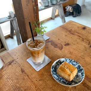 白老駅近くのhaku hostel＆cafe＋bar。
カフェのみの利用も出来る素敵なホステルです。
店内では雑貨の販売もあり、どれもセンスの良いものばかりでした。

#北海道
#白老
#hakuhostel&cafe+bar