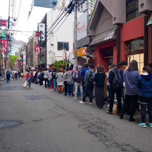 【宮城】仙台

着いたらまずは牛タンだ！と意気込み、
牛タン発祥の店と言われる味太助へ。
想像以上の行列で初日は諦め。

翌日、早めの時間に行き1時間半並んで入った。
人生初の食べ物屋に並ぶ経験。


#宮城°
#仙台
#電車旅
#2019/05/01