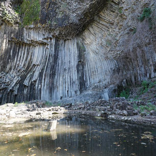 溶岩が冷えて出来た玄武岩が積み重なった柱状節理をあちらこちらで見れます
中でも青龍洞は水辺に映る様がとても美しいです