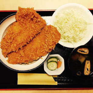 2020.08.21(金)
秩父・わらじカツ丼

秩父グルメのわらじカツ丼。
ボリュームたっぷりだけど、思ったより
さっぱりめな味付けでした。
カツをだし汁にくぐらせてあるから、
サクサクじゃなくてしっとり。
慣れるまではちょっと違和感だけど、
とっても美味しかった。

#秩父グルメ
#B級グルメ
#秩父
#わらじカツ
#わらじカツ丼
#わらじかつ
#雅紀屋