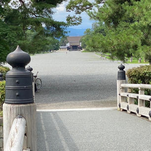 京都御所一條家の大橋
一條家の池に架かる橋の伝説話しとは。
牛若丸と武蔵坊弁慶の出会いの橋は、
「京の五條の橋の上」と言い伝えですが、此の文字をひらがなにすると「きようのごしようのはしのうえ」となります。

牛若丸は鞍馬山から降りて御所に座す天皇を見守っていたらしい？又弁慶は御所の回りに居る公家の刀を狙って居たそうです。
橋の向こうに見えるのは、天皇が居る御所で建礼門が見えます。

#京都　 #全国橋巡り #サント船長の写真　#京都御所　#伝説話し　#御所の橋　#ごしよの橋