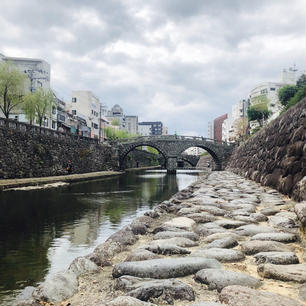 日本橋.錦帯橋と並び日本三名橋に数られる
長崎市にある眼鏡橋へ🏃‍♂️💕

川面に映った影が双円を描き
メガネに見えることから
この名前がつけられとか🥰❤️

お散歩をしていると
ハートのストーンを発見‼️
近年では愛を願うパワースポットとしても有名らしい💕

2020/11/28

#日本三名橋
#日本初アーチ式石橋
#1634年架設
#長崎
#眼鏡橋
#パワースポット