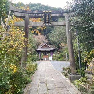 大豊神社

大豊神社は、市バス停「宮ノ前町」から徒歩約8分、「東天王町」から徒歩約10分、京都を代表する観光地・哲学の道の南端にあります。2匹のねずみが描かれた大きな絵馬が神社の目印。哲学の道を横切って緩やかな坂を登れば、豊かな緑に囲まれた大豊神社へと到着します。

#狛犬巡り #サント船長の写真　#京都