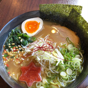 パイタンラーメンキャトル鷹匠。焼津市内の、ちょっとわかりにくい所にあります。外観もラーメン屋さんぽくないので、見落としてしまうかも。
豚骨ラーメンの赤いトッピングは、トマトジュレ。ジュレが溶ける前、溶けていく過程で、様々な味の変化が楽しめると思います。