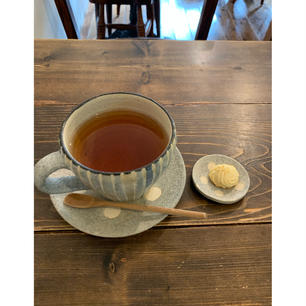 カフェオチコチ
薬院駅から程近くにある静かな住宅街にあるコーヒーが美味しいお店。
そこで国産紅茶のホットをいただく。