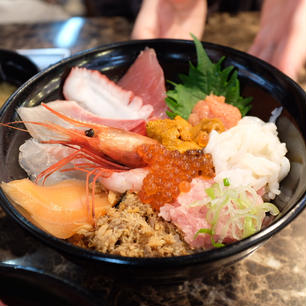 よって家さんの
12種盛り海鮮丼
美味しかったです。