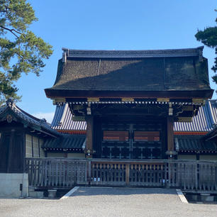 御所　建礼門

京都三大祭りの一つ時代祭りは此の前に勢揃いして、この前で儀式を行い、平安神宮まで行きます、サント船長も此の祭りに長年参加していますが2020年はコロナ禍で中止になりました。


#サント船長の写真　#門巡り　#京都御所　#京都