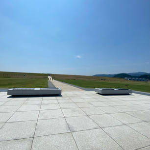 高田松原津波復興祈念公園
献花台(写真)
 岩手県陸前高田市にある東日本大震災津波による犠牲者への追悼などを目的とした復興祈念公園です。国営追悼・祈念施設

#サント船長の写真　#東日本震災