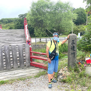 霊場恐山
三途の川

「三途」とは仏教用語の1つで、世の中には3つの苦しみの世界、つまり地獄道、餓鬼道、畜生道という三悪道があるとの考えに由来しています。そして、三途の言葉から派生する言葉には「三途の川」と「三途の闇」というものがあります。

#サント船長の写真　#下北半島　#恐山　#三途の川　#全国橋巡り　#青森県