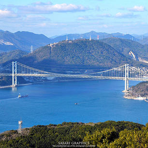 関門海峡を一望することができる「風師（かざし）展望台」。海と山と橋と工業地帯が織りなすここにしかない絶景が楽しめるほか、源平最後の決戦の地「壇ノ浦」や宮本武蔵と佐々木小次郎の決闘の地「巌流島」まで見渡すことができる歴史スポットでもあります！#福岡県 #北九州市 #風師展望台