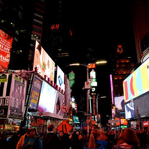 New York / Manhattan
Times Square
マンハッタンのタイムズスクエアには、2021年8/23から9/12まで、期間限定で観覧車が設置されます！毎日正午から深夜まで、12分間の乗車が可能。以前、タイムズスクエアにあった「トイザらス」内にも、高さ20mくらいの大きな観覧車がありましたが、世界一の自撮りスポットのタイムズスクエアに、高さ約34mの観覧車が設置されるとは驚きです！
#newyork #manhattan #timessquare