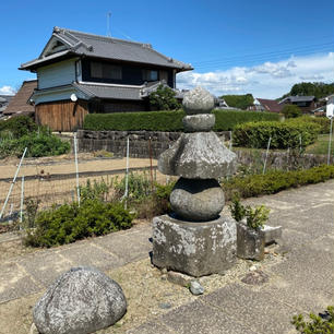 蘇我入鹿首塚
飛鳥寺から畑道を少し歩くと「ポッンと一軒屋で無く」
ポッンと首塚

#サント船長の写真 #歴史的人物の墓  #墓地