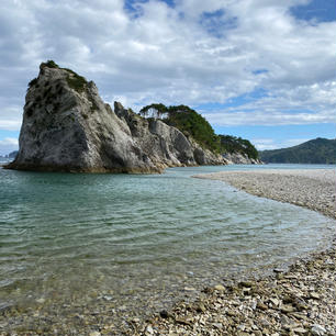 岩手・三陸海岸の浄土ヶ浜。水がとても澄んでいてたしかに景色はきれいだったけど風が強すぎて、浄土も案外厳しいものなんだなと思いました…。