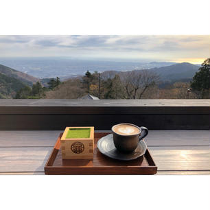 阿夫利神社の境内にある絶景カフェ。升のティラミスと、スパイスラテ。遠くに海も見えて、日も照ってぽかぽかしてきて気持ちよかった。

#神奈川　#神奈川カフェ