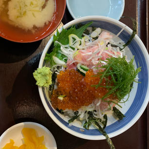 富士山丼？だっけ？が美味しかった！
たたきに色んな海鮮混ぜ込んでてこんな使い方あるんだなぁという発見👀