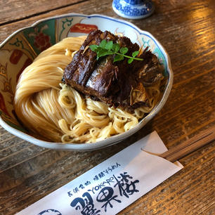 長浜の郷土料理、焼き鯖そうめんを翼果楼さんで頂いてきました。
そうめんに乗っている、焼鯖煮付はとても柔らかく甘辛い味でした。そうめんはあっさりした味付けでしたが、焼鯖とそうめんの相性は抜群でとても美味しかった！