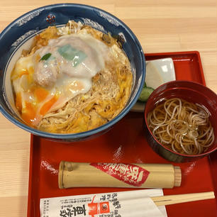 わんこそばで有名な東家(盛岡市)。

地元の人にはカツ丼がうまいで有名です。

あまり食べられないのでわんこそばはちょっと…という方はぜひカツ丼をご賞味ください。

ちなみに本店がリニューアル工事で、一時的に大通りに移転しています。今回は一時移転先に行ってみました！