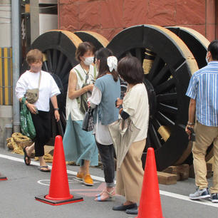 京都祇園祭り鉾町　菊水鉾

コンコンチキチン、コンチキチン。祇園囃子とともに、7月の京都は祇園祭一色。祇園祭は千年以上の歴史を持ち、7月1日（吉符入）から31日（疫神社夏越祭）まで、1か月にわたって多彩な祭事が行われる八坂神社の祭礼です。なかでも17日（前祭）と24日(後祭)の山鉾巡行、そしてそれぞれの宵山には大勢の人々が訪れ、京のまちは祭りの熱気に包まれます。

#サント船長の写真　#祇園祭り