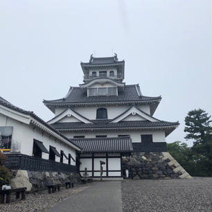 この博物館では、長浜の歴史と文化、豊臣秀吉と長浜の関係したものなどが展示されています。5階に階段で(エレベーターはありません)あがると、展望台になっていて琵琶湖が一望
出来ます( 自分が行った日は雨だったのでよく見えなかったけど…)