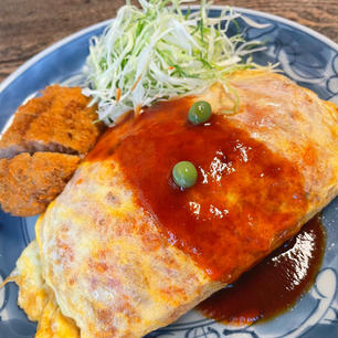 人形町「来福亭」で、ひとりランチ♪

人気の「オムライス・メンチカツ小」をいただきました‼︎
オムライスは、中のケチャップライスの味がしっかりしていてとっても美味しかったです。
メンチカツもサックサクジューシー◎

他にも気になるメニューがずらり‼︎リピートしたくなるお店でした。