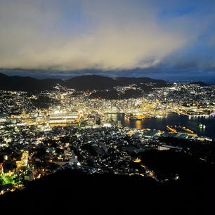 新世界三大夜景のひとつ、長崎の稲佐山の夜景。美しく光輝いた長崎の街並みをこの目で見てみませんか？

#長崎 #稲佐山 #夜景 #新世界三大夜景 #ロマンチック #サトホーク