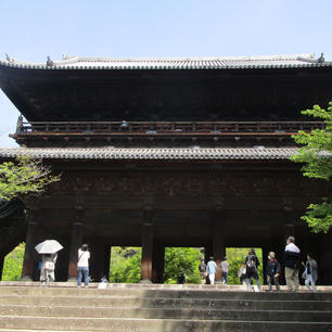 京都南禅寺の三門

皆さん、一度は「絶景かな、絶景かな」という言葉を聞いたことはありませんか？この言葉は、かの有名な石川五右衛門が歌舞伎「楼門五三桐(さんもんごさんのきり)」の中で、南禅寺三門からの満開の桜の景色を愛でて言った名台詞です。
桜、新緑、紅葉のシーズンには、ひときわ華やかになり美しさが増す南禅寺。時には、三門の楼上へあがって南禅寺の魅力をより感じてみませんか。

#サント船長の写真　#南禅寺 #京都三大山門