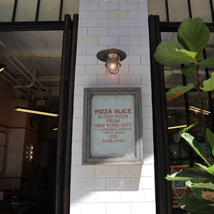 PIZZA SLICE Daikanyama / Tokyo

代官山にある「ピザ スライス」は、NYスタイルのアメリカンサイズのピザを1スライスからオーダーできるピザハウス。大きなショーケースには5、6種類の焼かれたピザが並んでいます。ニューヨーカーに愛されるクリスピーでChewyな食感のピザを東京で食べられる貴重なお店です。

メニューのプライス表記がアメリカのドル風に書かれていたり、店頭にはニューヨークでよく見かけるレストランの衛生度のランク付けの「A」という貼り紙がされていたり、店内はまるでニューヨークのカフェのようなお洒落な雰囲気。そんなに混んでいないので、カフェワークしたり、ゆる〜く過ごせる居心地抜群の穴場スポットです♪

#tokyo #tokyorestaurant #tokyosightseeing #pizza_slice_tokyo #pizzaslicedaikanyama #bluemoon