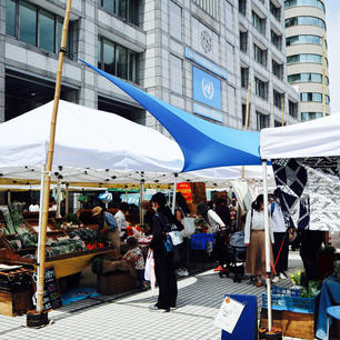 Aoyama Farmers Market / Tokyo

表参道の国連大学前で毎週末土日、年間ほぼ休むことなく開催しているファーマーズマーケット（Farmers Market @UNU ）。
全国から農家さんなどの出店者さんが参加しているので、採れたての野菜や、魅力的な食材が色々！フードトラックも出店しているので、美味しそうな匂いが漂っています。まるで海外のマルシェみたいです。
山羊ミルクや山羊チーズを売るお店では、看板山羊？！のミントちゃんにも会えますよ♪

#tokyo #tokyosightseeing #omotesando #farmersmarketjp #bluemoon