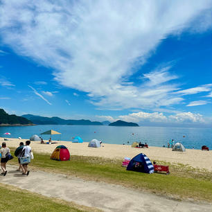 山口県大島郡周防大島町
こちらで、今が旬の岩牡蠣をいただきました。焼き牡蠣はもちろん、写真を撮り忘れましたがパエリアやアヒージョも美味しく、白ワインに良く合い、解放感溢れる景色の中、汗は吹き出しましたけど幸せなひと時でした。