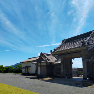 #仙巌園　#世界文化遺産
#鹿児島県、島津家別邸。
美しい松の木と、雄大な桜島を一望できる
美しい庭園は見応えがあります。
名物、両棒餅（ぢゃんぼ餅）と緑茶🍵で
ほっと一息。とても優雅な気持ちを
味わえる場所です。