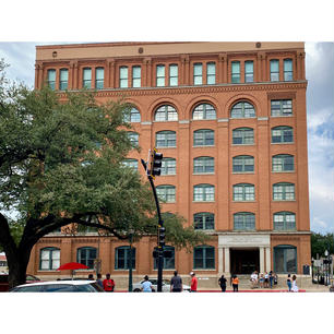 テキサス州ダラス(Dallas, TX)

The Six Floor Museum（シックスフロア博物館）にて。

1963年11月22日に起こったケネディ大統領暗殺事件において容疑者として逮捕されたリー・ハーヴェイ・オズワルドが、市内をパレード中の車列を6階の窓から狙撃したとされる旧テキサス教科書倉庫ビル。

エルム通りとヒューストン通りの交差点に建つディーリー・プラザを見渡せる建物の6階と7階がミュージアムになっている。

ケネディ元大統領は「ニューフロンティア精神」を掲げ、米国民の期待を一身に背負って1961年1月に就任。

1962年10月には、米ソの全面核戦争に発展しかねなかったキュ一バ危機を乗り越えたばかりのところ、志半ばのまま46歳で凶弾に倒れた。

館内では、大統領時代の偉業や生涯、事件の調査に関する資料、パレードの写真が展示されていたりショート・ムービーが上映されている。

ビルから地上を見下ろすと目の前には芝生や噴水のある広場ディーリー・プラザになっていて、右手の高架に続く道路の途中、ケネディ元大統領が銃撃された地点の路上には白いバツ印が付けられているのが遠目にもわかる。

事件翌年に出されたウォーレン委員会の公式調査報告ではオズワルドの単独犯行として結論づけられたものの、同容疑者の動機が明らかになっていないことや逮捕の2日後に護送の途中からで暗殺されたこと、状況証拠や目撃証言など疑惑や反証も出たことで、今なお数多くの陰謀説が囁かれアメリカ史上最大の謎とされる事件。

写真は順に、
旧テキサス教科書倉庫ビルの外観。6階の窓(右端上から2つ目)から銃弾が照射された。

1961年1月、ケネディ大統領一家がホワイトハウスに入居された時の様子。

オープンカーでダラス市内を回るジョン・F・ケネディ大統領と大統領夫人のジャクリーン・ケネディ・オナシスさん。1963年11月22日。

ケネディ大統領が狙撃されて死亡したことを受け、ケネディ大統領夫人立ち会いの下、大統領専用機の機内で後継大統領への就任宣誓を行うリンドン・ジョンソン副大統領。事件発生から僅か1〜2時間後のこと。

ガラス張りの囲いで保存されている狙撃が行われた6階の角地。右の窓がディーリー・プラザ側。

狙撃事件のあった場所の真上の部屋（7階）からのディーリー・プラザの眺め。