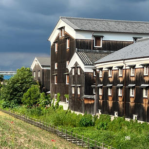 松本酒造は、良質な地下水を求めた酒蔵が密集する京都市伏見区に位置する造り酒屋です。
松本酒造ではレンガ煙突や大正時代に建設した仕込み蔵、迎賓館としても活用して来た数寄屋普請の万暁院の維持を通して京都の酒屋らしく酒造りの文化、歴史、伝統そして風土を守り続けていく所存です。

#サント船長の写真