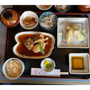 広島県/鞆の浦

「千とせ」

海の見えるテーブル席で、鯛づくしの定食をいただきました。

ふわっふわっの天ぷら、プリップリッの刺身、煮付け、塩焼き、鯛めし、お吸い物など、どの料理にも鯛が使われています。（シェアしたので、全て味見できました）

塩焼きだけ時間がかかったのですが、焼きたてをがっついてしまったので、写真がこんなことに😅

どの料理も素晴らしかったけど、甘めの醤油を少しつけて食べる塩焼きが特に美味しかったです😋

#puku2'23
#puku2"12
#puku2青春18きっぷ旅'23.12
#puku2鞆の浦から岡山経由姫路への旅
#puku2広島
#広島#鞆の浦#グルメ