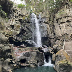 鮎屋の滝

淡路島の洲本にある滝。
大きくは無いですが、景観が美しいですね。
夏はホタルが見れるらしい。
2024.1.4