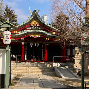 兵庫県/二宮神社

今年は甲辰（きのえのたつ）

龍神様と縁起深い神社にお参りしてきました。

神戸市中央区に位置する二宮神社は、生田神社の八柱の裔神の一つを祀る神社で、椋白龍社（むくのきはくりゅうしゃ）という境内社があり、ここでは龍神を祀っていま​​​​す。

龍神様は勝運や芸事の守護神として知られており、勝負事や芸能、学問、就職、結婚など様々な分野でのご利益が期待されているとのことです。

ビルの谷間にありますが、凛とした空気に満ちて清々しい空間が広がっている、とても素敵な神社でした。
お参りできて良かったです。


#puku2'24
#puku2"02
#puku2女子旅
#神社仏閣#鳥居#兵庫#神戸