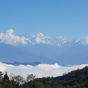 ネパール🇳🇵ナガルコット
標高2100メートルの山岳リゾート
ヒマラヤ山脈が見える場所
雲海が美しい✨
あいにくの雨季で願望は今ひとつ。10月11月が最も綺麗に見えるとの事。
素朴な村の学校がありました。なんと奇遇。和歌山ロータリークラブの寄贈でした。