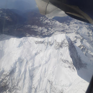 ネパール🇳🇵エベレスト遊覧飛行。
ボロくてちょいと心配なプロペラ機に乗って出発🛫
※二枚目のピラミッドみたいなのがエベレストです。座席によって見え方に差がありました。これから行かれる方は右座席をおすすめします。旋回のとき近くに見えます。私は残念にも左😅でも見れて良かった。