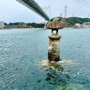 早鞆ノ瀬戸
関門海峡の最挟部で、下関壇ノ浦と北九州和布刈を結ぶあたりです。源平合戦が繰り広げられたところでもあります。上は関門橋ですが、海の下は関門トンネルとなっており、人道は無料で歩いて渡ることもできます。